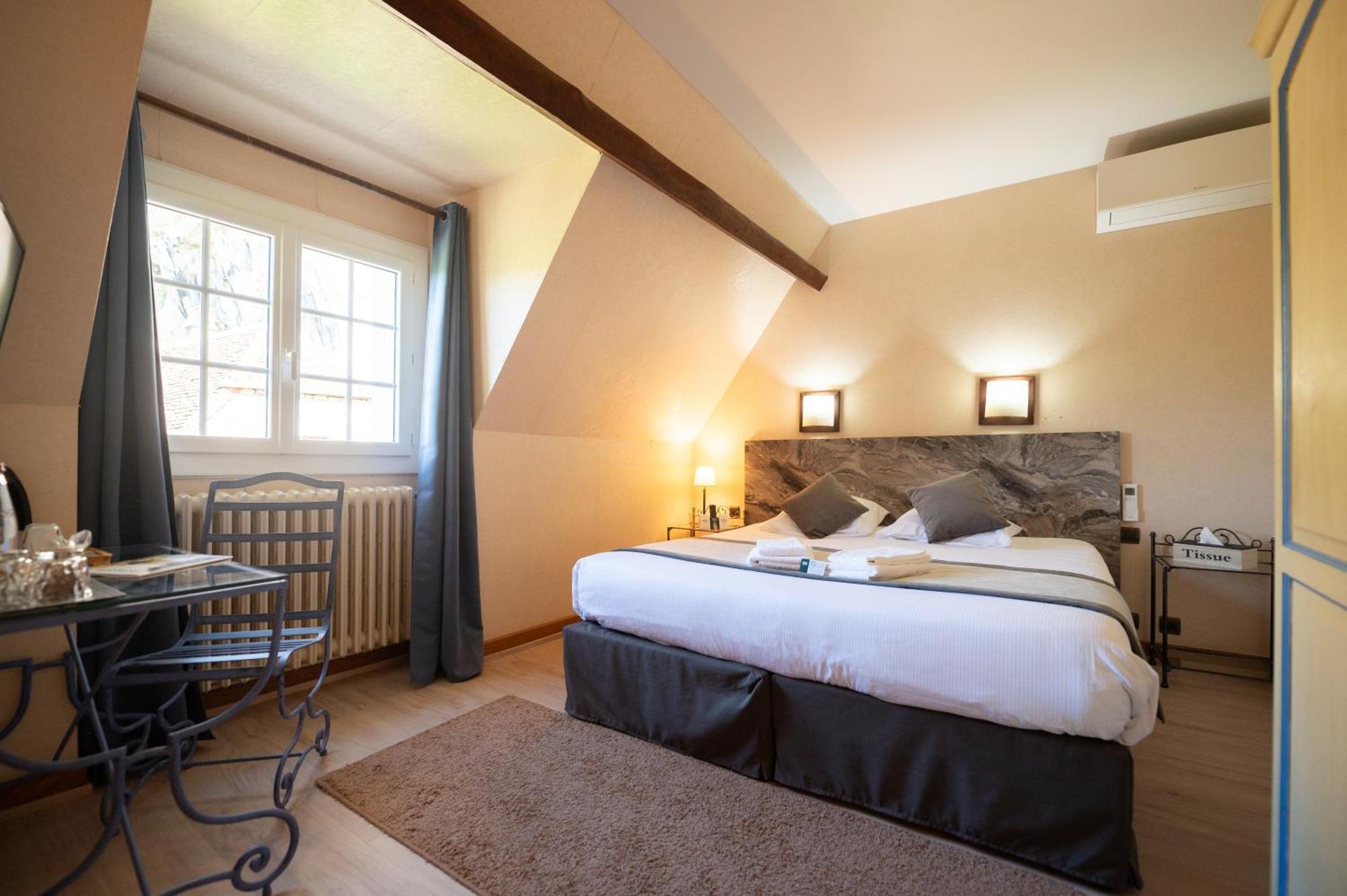 Hotel Logis - Restaurant Domaine Les Falaises 3*