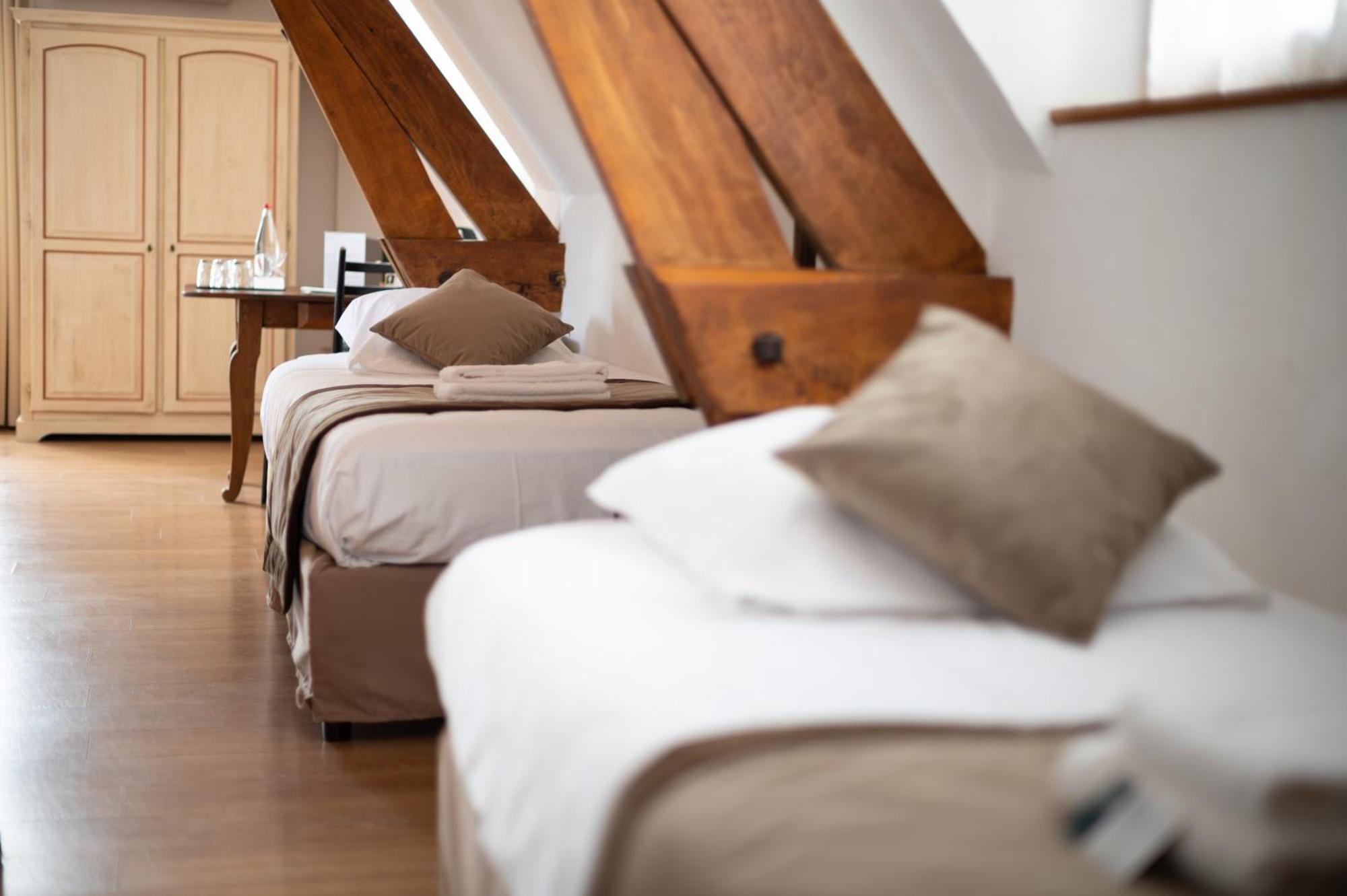Hotel Logis - Restaurant Domaine Les Falaises 3*