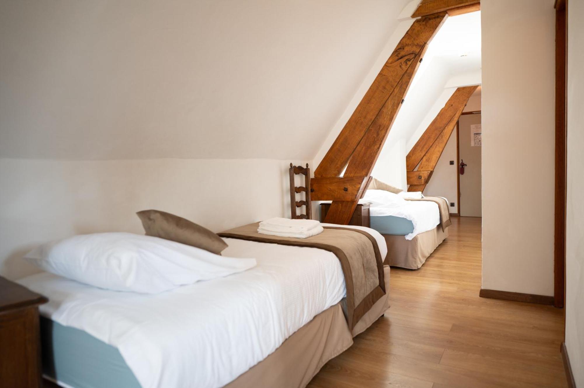 Hotel Logis - Restaurant Domaine Les Falaises 3*