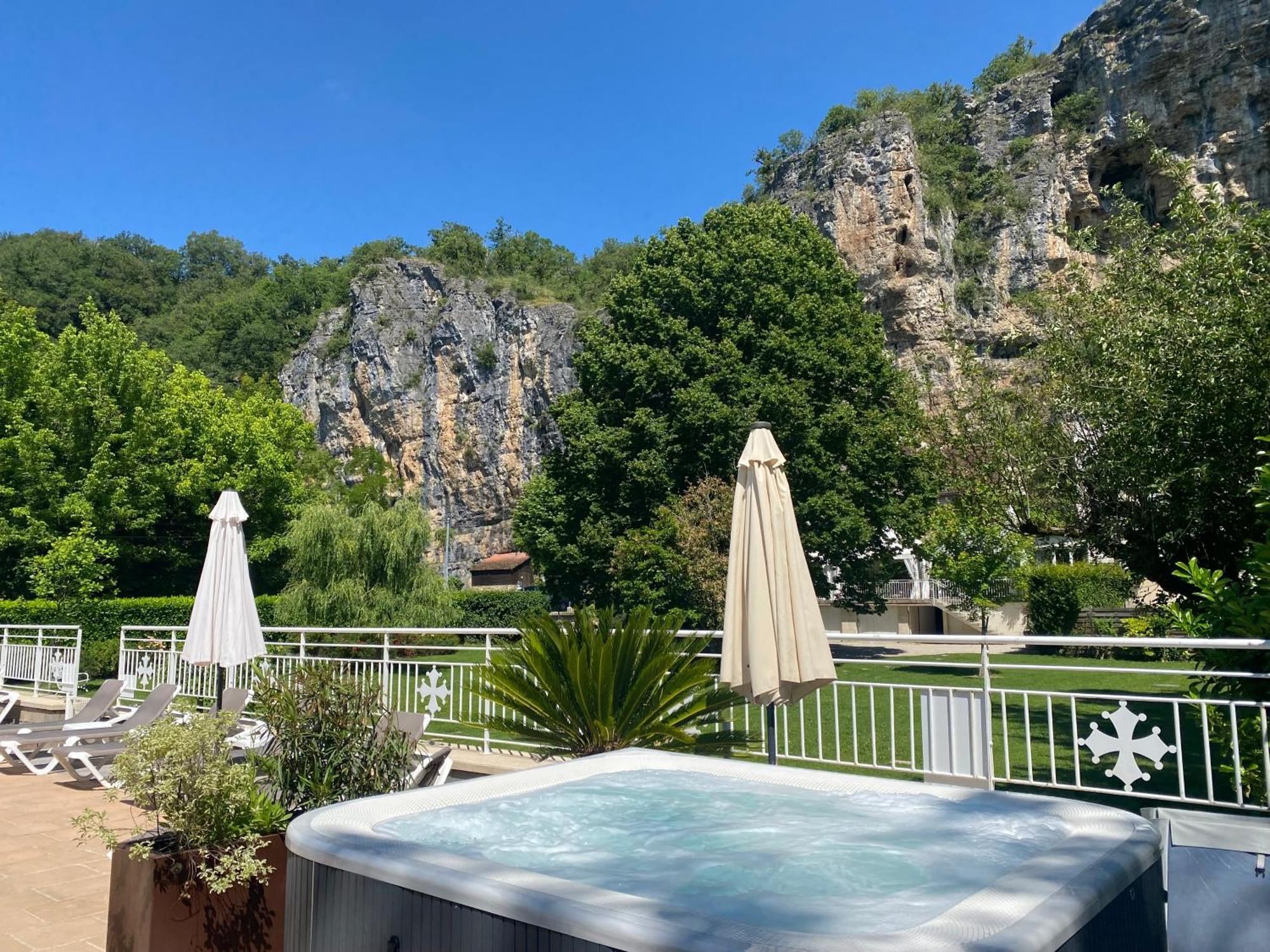 Logis - Restaurant Domaine Les Falaises Hotel 3*