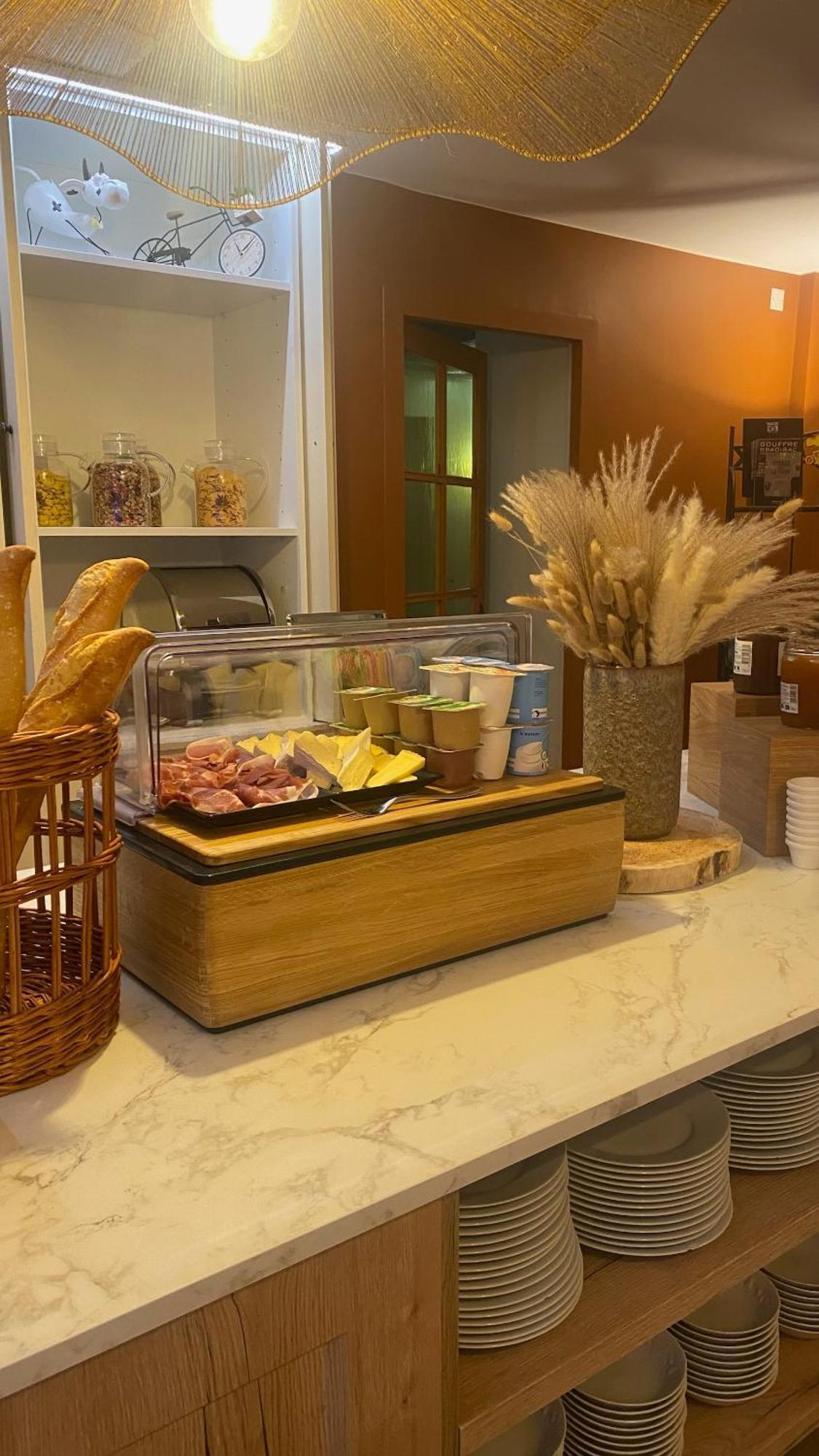 Logis - Restaurant Domaine Les Falaises Hotel 3*