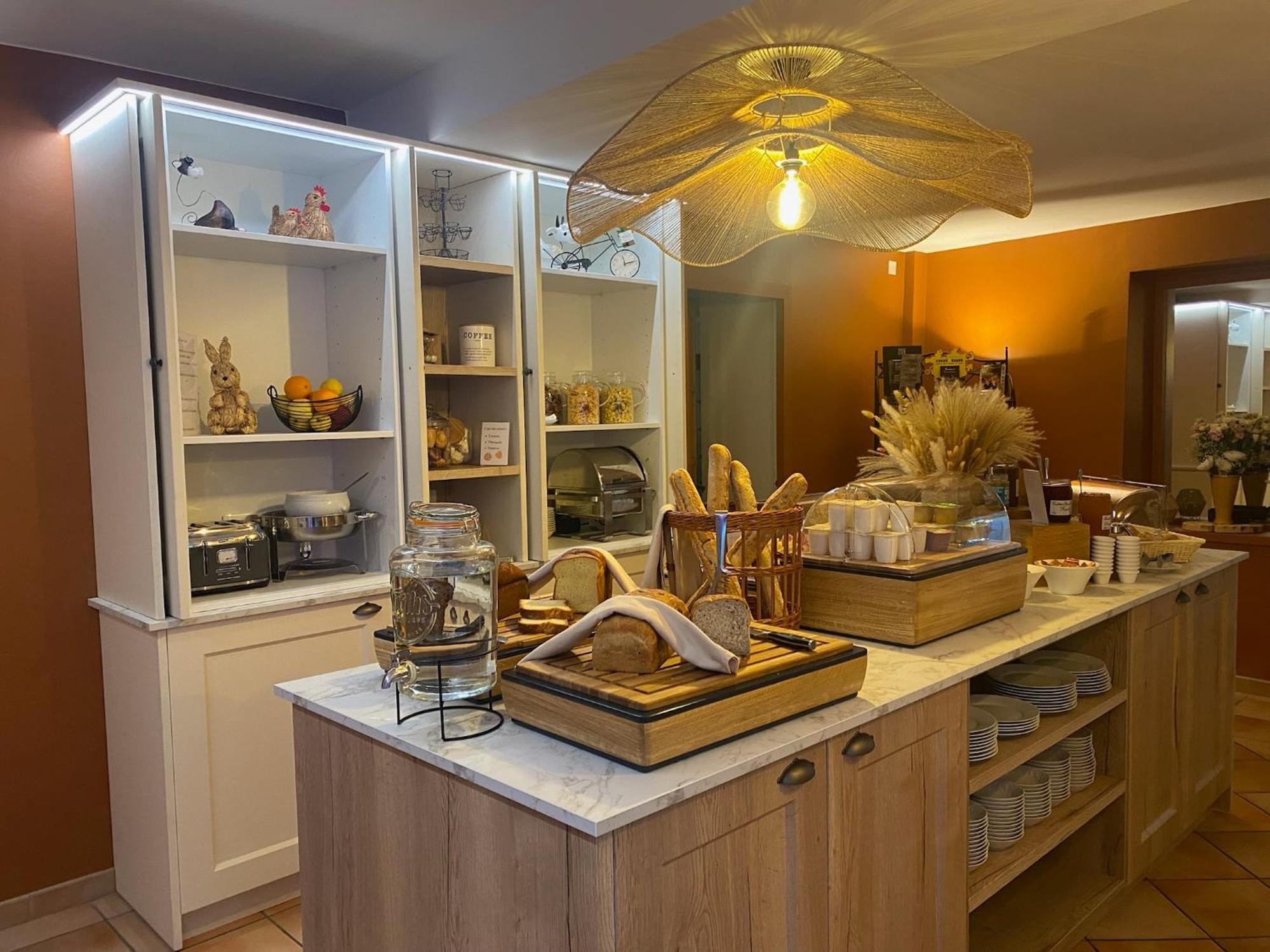 Logis - Restaurant Domaine Les Falaises Hotel 3*